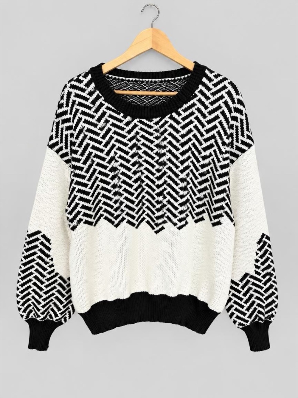 Women’s Black & White Geometric Crewneck Sweater - L